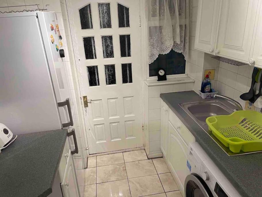 Princess 3 Bedroom House + Offstreet Parking +Wifi Leeds  Exterior photo